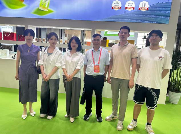 浙茶集团第一党支部助力第八届中国国际茶叶博览会